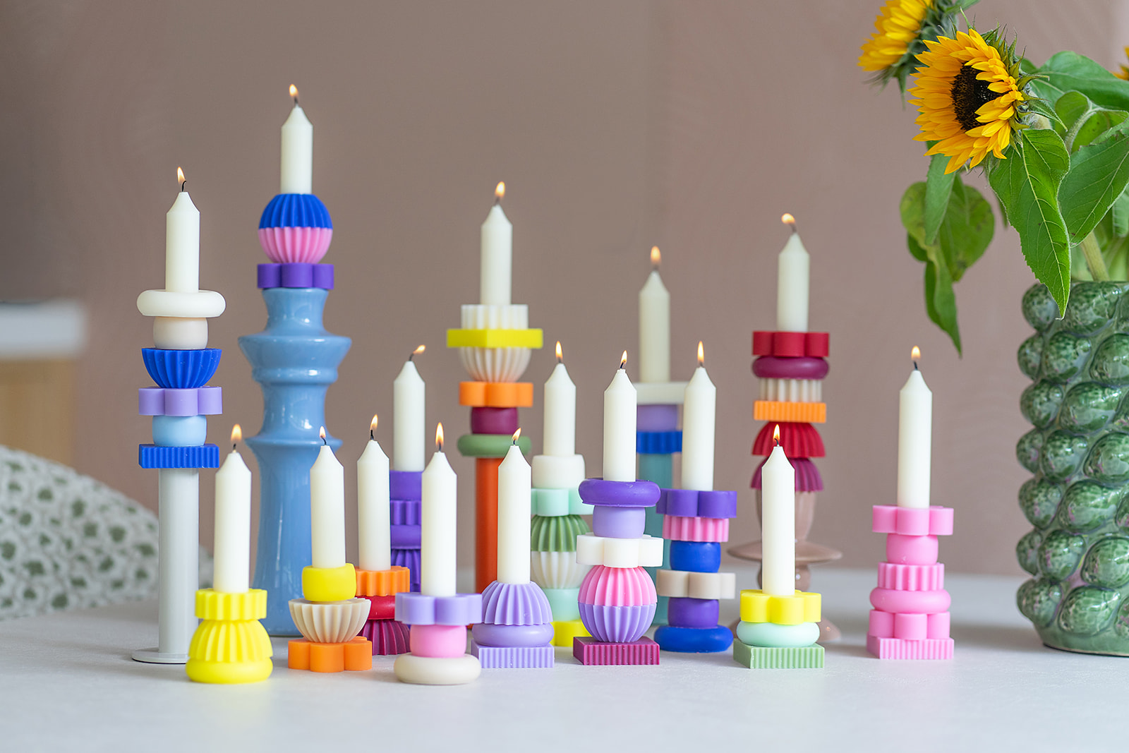 Luminlique stapelkaarsen in alle kleuren op tafel